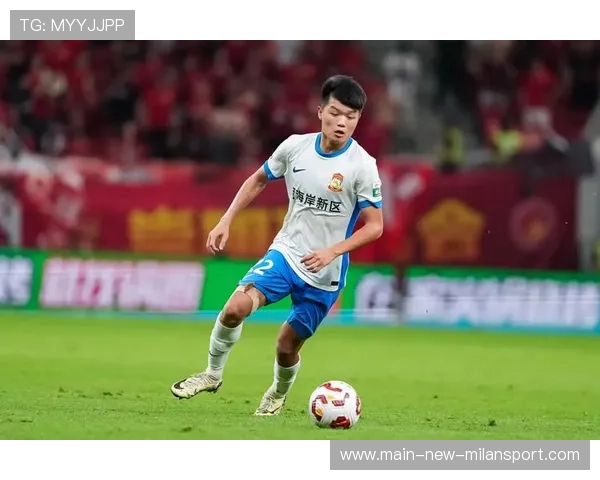 上海海港杨希一对一防守强硬，突破路线被彻底封死